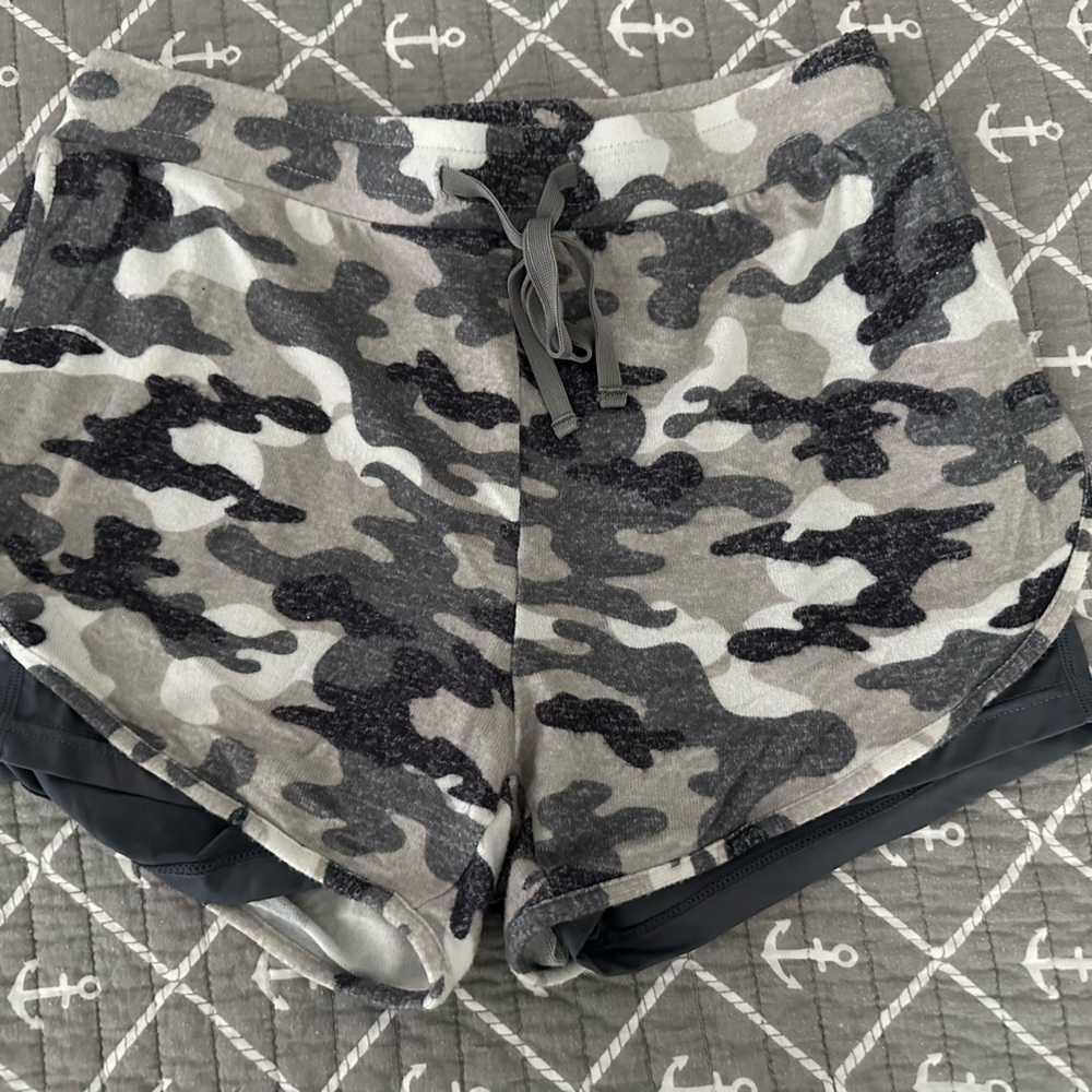 Zyia active Camo shorts w/liner.  Size M.